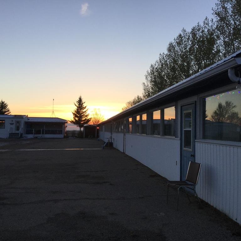 Raval Paradise Motel And Rv Park Youngstown Bagian luar foto