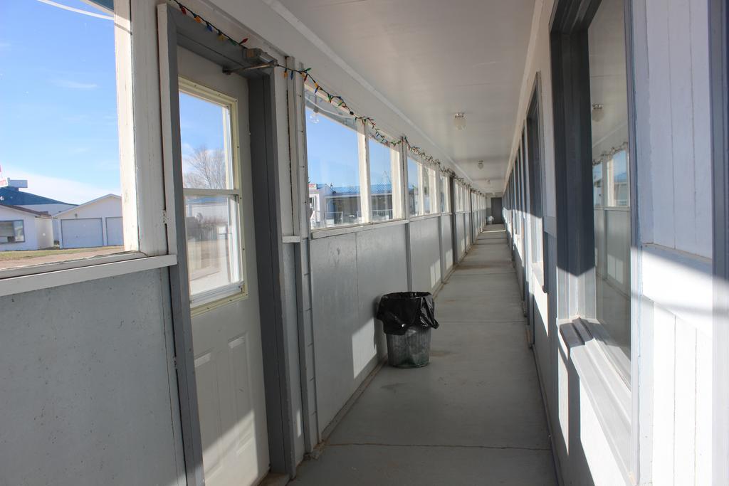 Raval Paradise Motel And Rv Park Youngstown Bagian luar foto