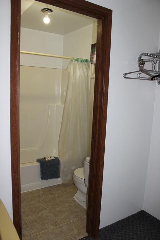 Raval Paradise Motel And Rv Park Youngstown Bagian luar foto