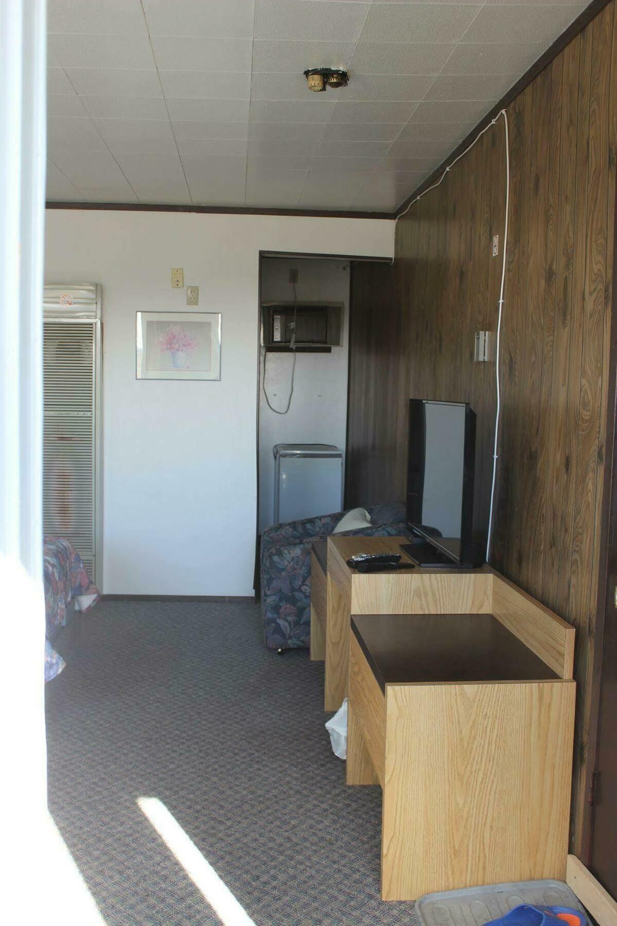 Raval Paradise Motel And Rv Park Youngstown Bagian luar foto