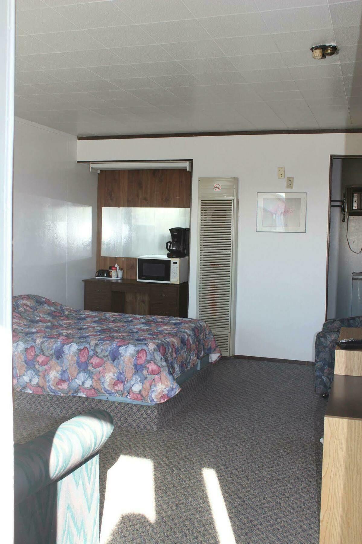 Raval Paradise Motel And Rv Park Youngstown Bagian luar foto