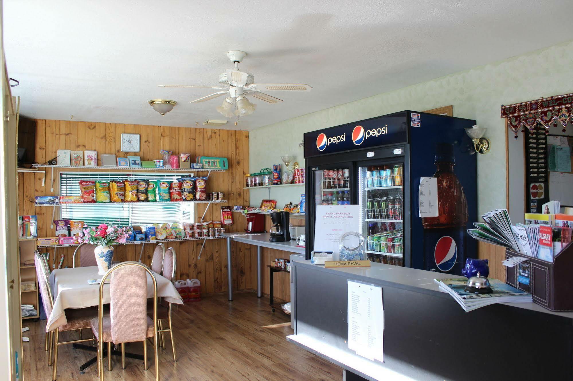 Raval Paradise Motel And Rv Park Youngstown Bagian luar foto