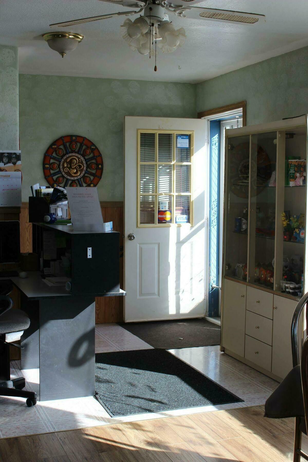 Raval Paradise Motel And Rv Park Youngstown Bagian luar foto